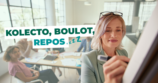 Une femme écrit sur un tableau face à ses collègues de bureau qui suivent attentivement. Il est écrit "Kolecto, boulot, repos".