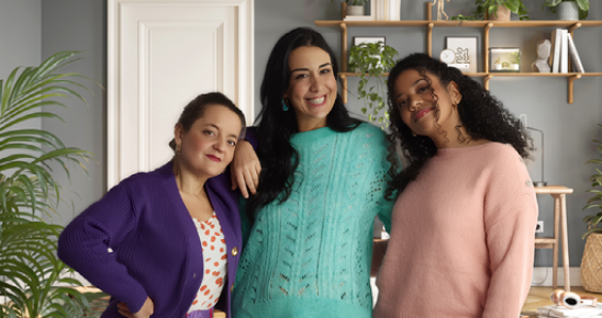 3 femmes debout dans un salon prenant la pose pour la photo