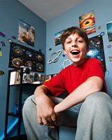 Un jeune dans sa chambre d'enfant