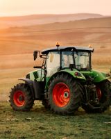 Un tracteur dans un champ