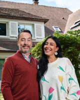 Visuel d'un couple devant leur maison 