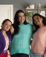 3 femmes debout dans un salon prenant la pose pour la photo