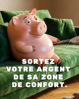 cochon tirelire endormi enfoncé dans un canapé avec ses chaussons et sa télécommande