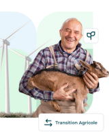 Agriculteur avec des éoliennes en fond avec des mots clés "accompagnement" et "transition agricole"