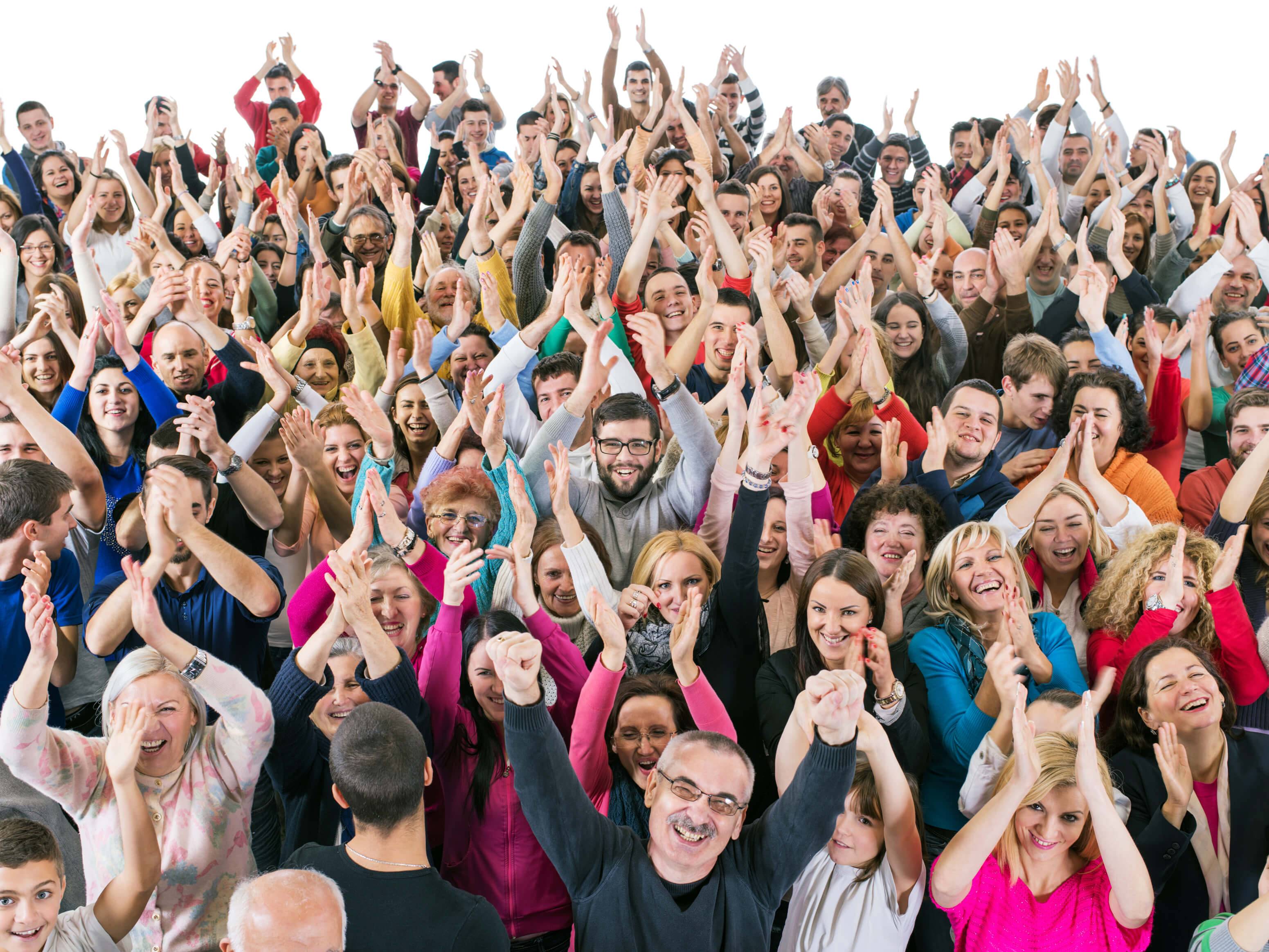 Foule applodissant les mains au dessus de la tête