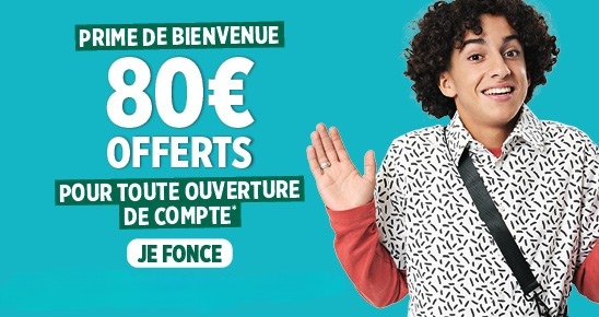 Un jeune homme sourit