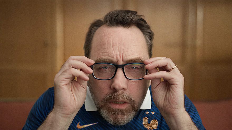 Homme qui ne voit pas bien avec ses lunettes 
