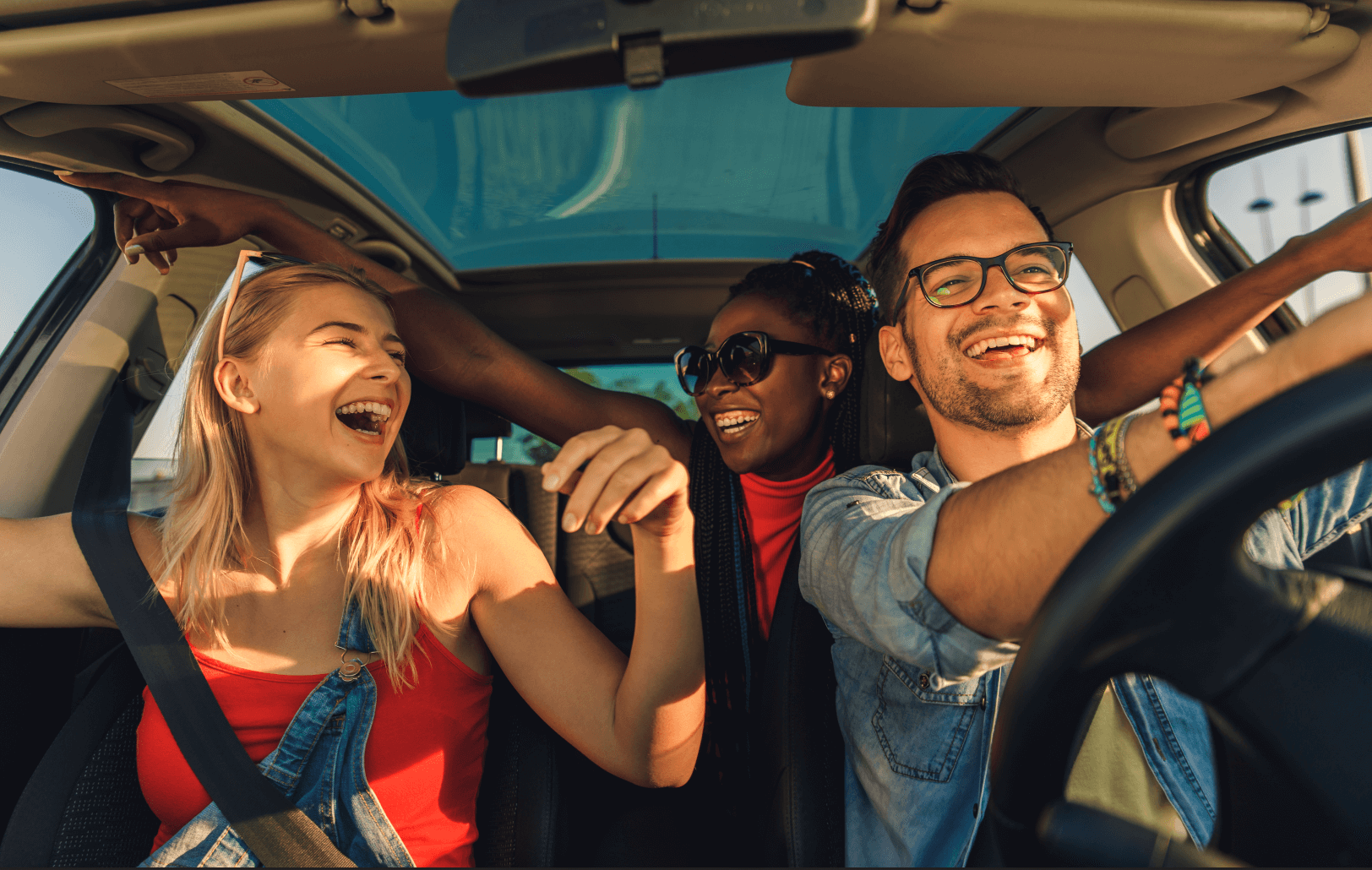 Jeunes dans une voiture 