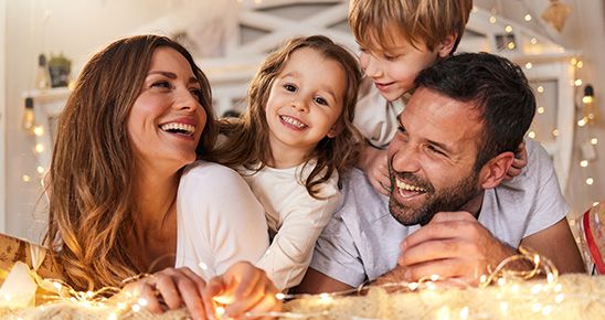 Famille souriante pour les fêtes de fin d'année