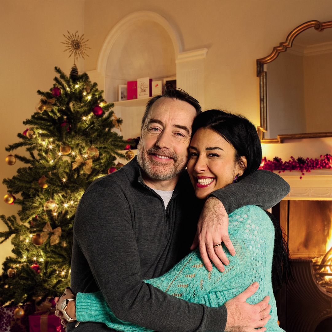 Couple devant un sapin de Noël