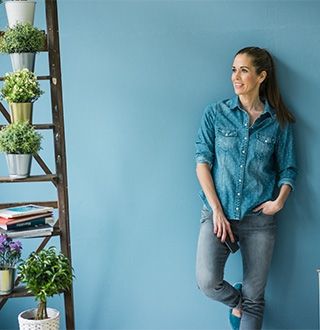Femme adossée pensive