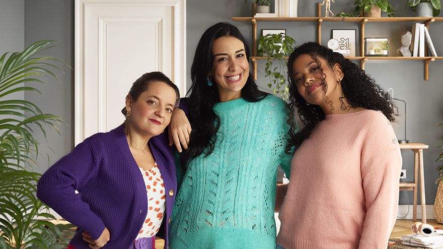  Jeune femme devant la place des jacobins