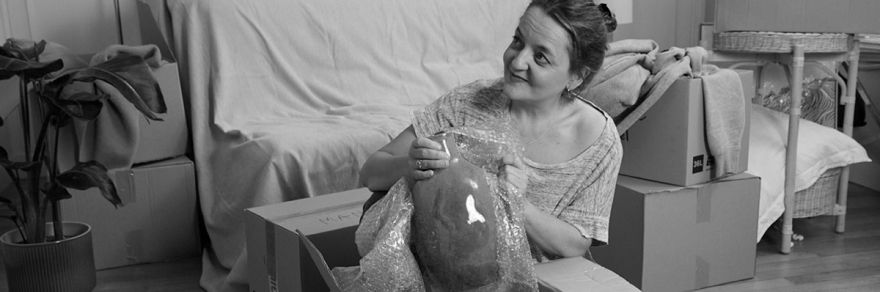 femme finissant son déménagement en déballant un vase 