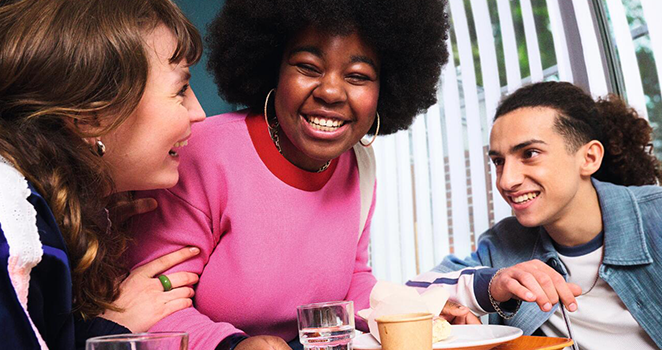 Groupe de jeunes qui discutent