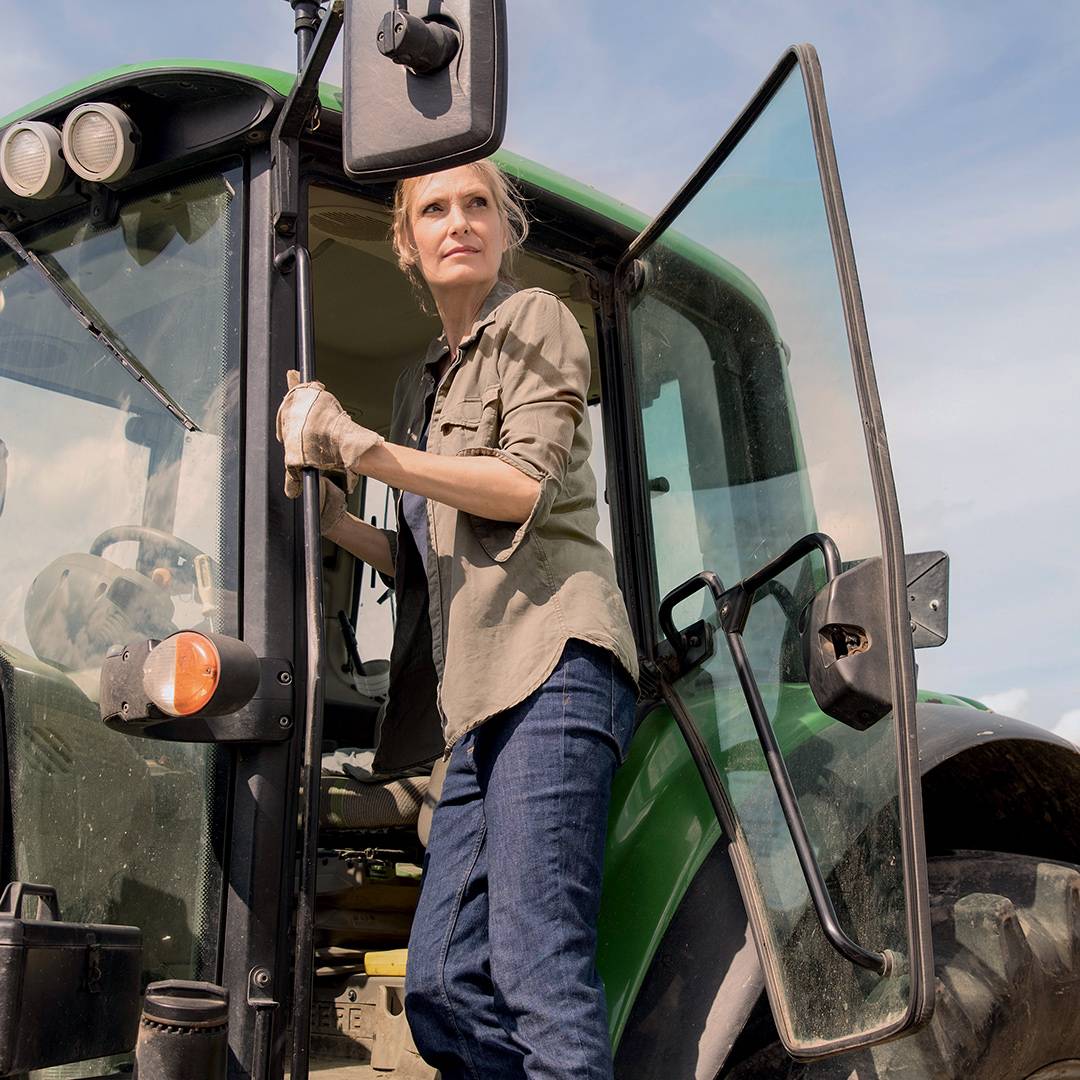 femme sur un tracteur