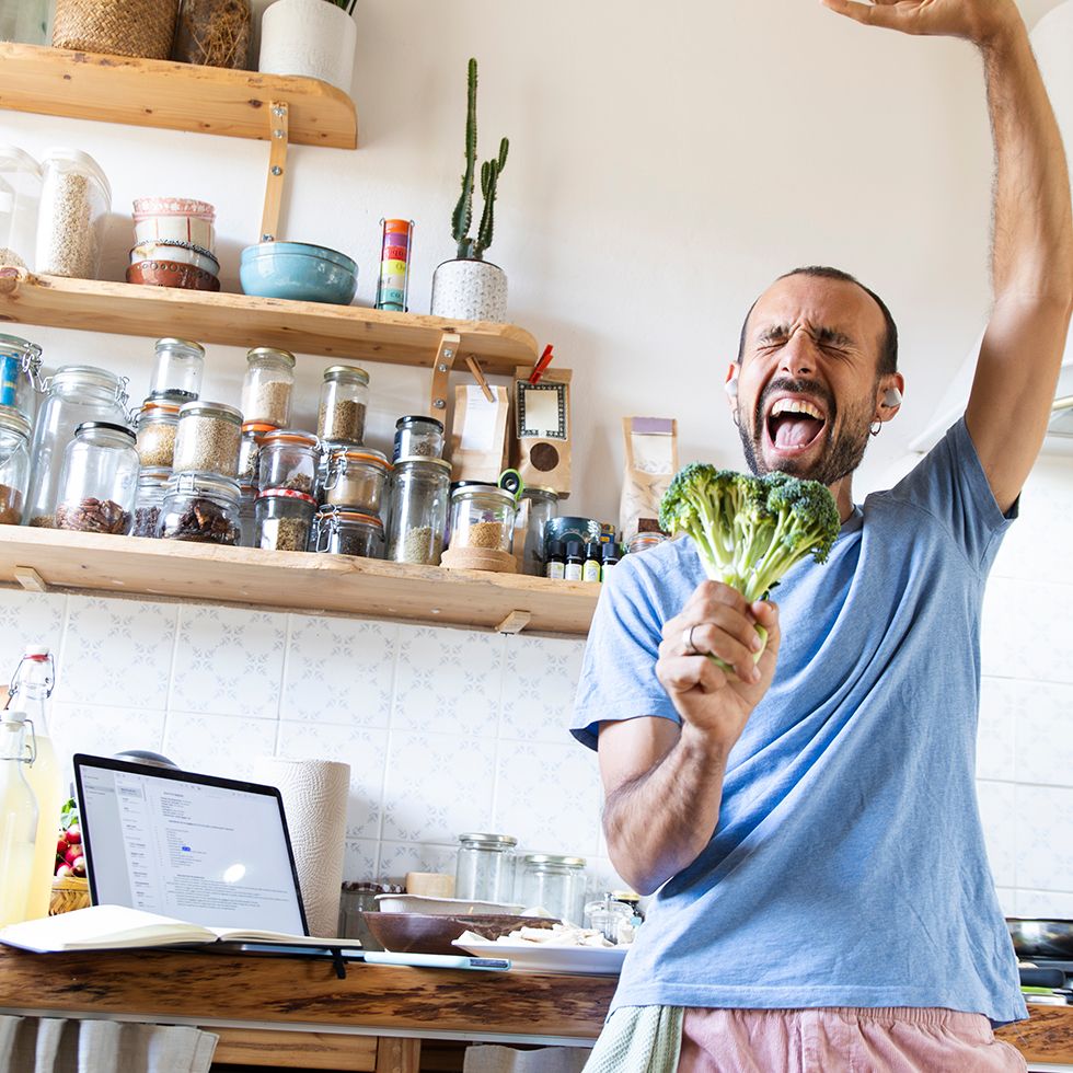 Sociétaire qui chante dans sa cuisine